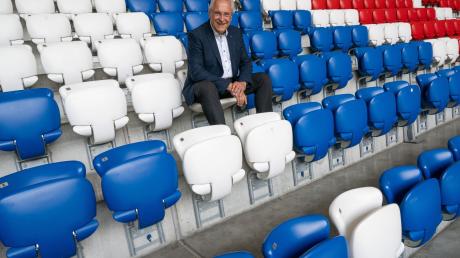 Joachim Herrmann (CSU), Bayerns Staatsminister des Innern, für Sport und Integration, sitzt nach der Medienrunde zum Thema Sicherheit bei Fußballspielen in der Allianz Arena auf der Tribüne. Der Minister gab den Startschuss.
