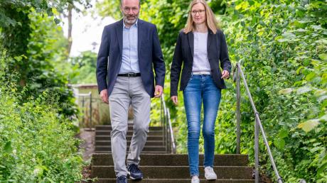 Manfred Weber, Vorsitzender der Europäischen Volkspartei, geht neben seiner Frau Andrea zur Stimmabgabe. Die Europawahl begann am 6. Juni und in Deutschland wird am 9. Juni gewählt.