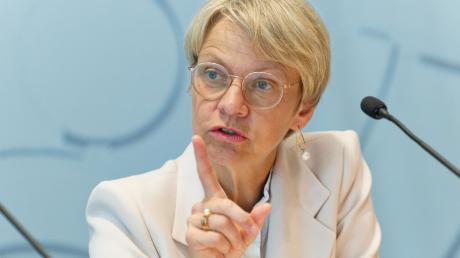 Dorothee Feller (CDU), Ministerin für Schule und Bildung, spricht bei einer Pressekonferenz.