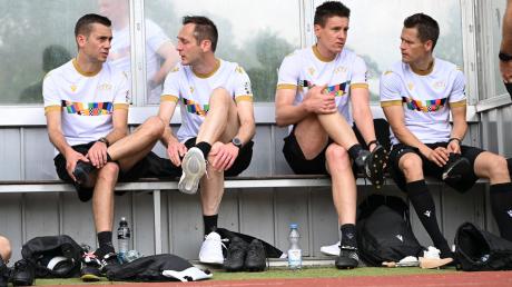 Die EM-Schiedsrichter Clément Turpin (l-r) aus Frankreich und sein Assistent Benjamin Pagès, Daniel Siebert aus Deutschland und sein Assistent Jan Seidel sitzen im Anschluss an den Vorbereitungs-Workshop der Uefa für die Fußball-Europameisterschaft auf einer Bank. Am 14. Juni 2024 erfolgt der Anpfiff zur EURO 2024.