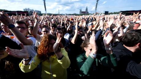 Fans verfolgen beim Fan Fest EURO 2024 auf der Theresienwiese das Konzert von Mark Forster auf der Bühne.