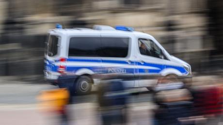 Am Königsplatz in Augsburg ist ein Ladendieb auf Polizisten los gegangen. 
