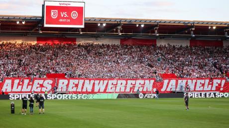 Die Regensburger Fans haben eine Choreo mit dem Spruch «Alles reinwerfen, Jahnelf!» aufgehangen.