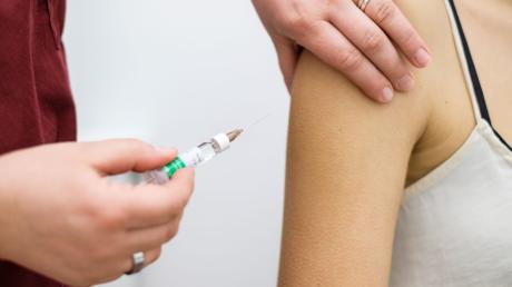 Archivbild: Eine Arzthelferin impft in einer Arztpraxis eine Patentin mit einer Spritze mit dem Impfstoff Rabipur zum Schutz vor Tollwut.