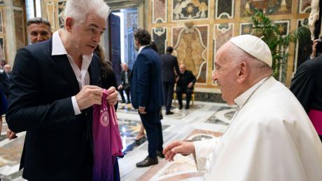 Der Komiker Michael Mittermeier überreicht Papst Franziskus bei einer Audienz ein DFB-Trikot.