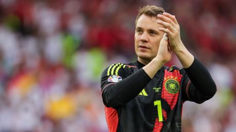 Deutschlands Torwart Manuel Neuer bedankt sich nach dem Spiel bei den Fans.