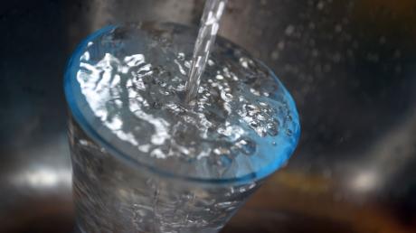 Seit dem 1. Juli gilt auf Anordnung des Gesundheitsamtes ein Abkochgebot für das Trinkwasser in Burgau und Oberknöringen