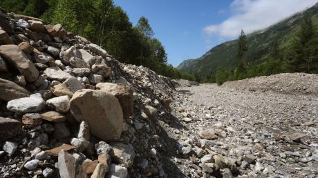 Der durch illegale Flussbaumaßnahmen begradigte Rappenalpbach im Rappenalptal bevor mit Renaturierungsarbeiten begonnen wurde.