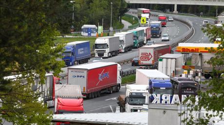 Lastwagen stauen sich auf der Brennerautobahn A13 neben der Raststätte an der Europabrücke bei Schönberg.