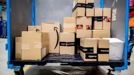 Pakete im Warenausgang des Amazon-Logistikzentrums in Großenkneten.