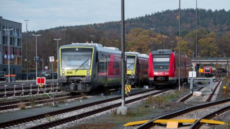 Züge der Agilis und der Deutschen Bahn stehen auf Gleisen der Franken-Sachsen-Magistrale.