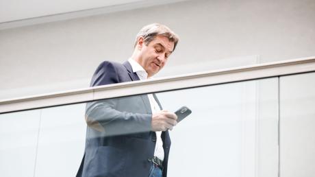 Ministerpräsident Markus Söder (CSU) mit seinem Smartphone in der Hand. Er ist in den sozialen Medien sehr erfolgreich. 