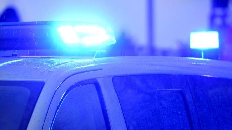 Ein 18-Jähriger ist in Zusmarshausen mit seinem Wagen an einer Mauer gelandet. Er war laut Polizei zu schnell unterwegs.