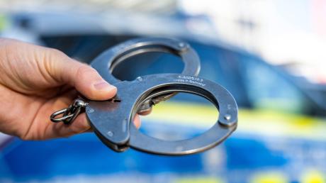 In Bellenberg hat die Polizei einen 23-Jährigen festgenommen, der per Haftbefehl gesucht worden war. 