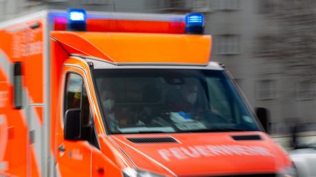 Ein Autofahrer ist nach einem Unfall in Gersthofen ins Krankenhaus eingeliefert worden, berichtet dei Polizei. 