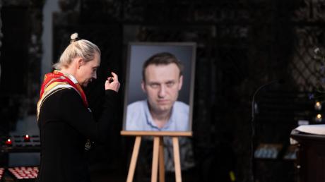 Julia Nawalnaja, Witwe von Alexej Nawalny, geht während eines Gottesdiensts in der St. Marienkirche für den verstorbenen russischen Oppositionspolitiker Nawalny an dessen Geburtstag an einem Bild von ihm vorbei.