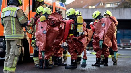 Feuerwehrleute stehen in Schutzausrüstung nach einem Alarm in einem Hochsicherheitslabor am Robert Koch-Institut.