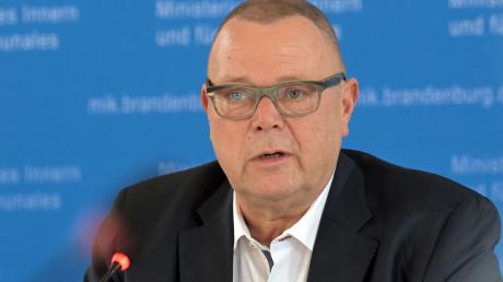Brandenburgs Innenminister Michael Stübgen spricht auf einer Pressekonferenz.
