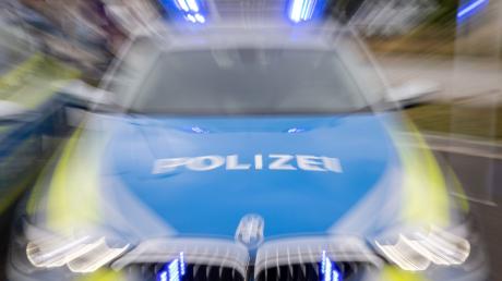 Gegenstände im Wert von etwa 150 Euro wurden aus einem parkenden Auto in Mörslingen gestohlen.