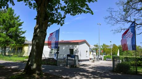 Kroatische Flaggen wehen am Eingang zum Volksparkstadion Neuruppin.