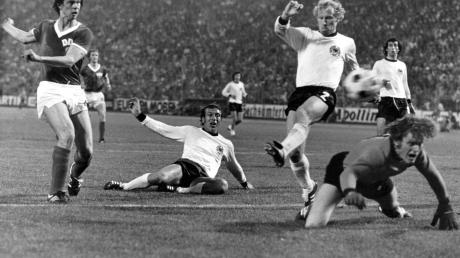 Der Höhepunkt des «Dramas» vom 22.06.1974 im Hamburger Volksparkstadion ist erreicht - auf den Knien blickt Sepp Maier fassungslos dem Ball hinterher, der zum 1:0-Sieg für die DDR ins bundesdeutsche Netz fliegt - getreten von Jürgen Sparwasser (l.).