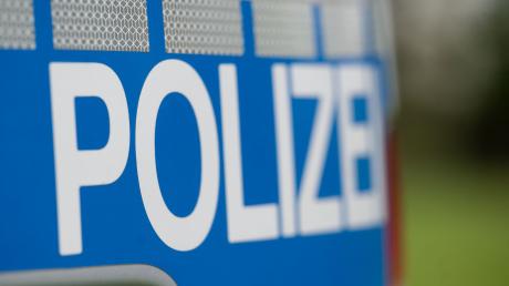 Die Polizei sucht den Täter, der in Augsburg-Oberhausen einen Roller entwendete und auf der Flucht ein Auto beschädigte. 