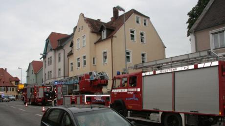 Zwei Menschen sind am Freitag bei einem Zimmerbrand in einer Nördlinger Wohnung verletzt worden. 