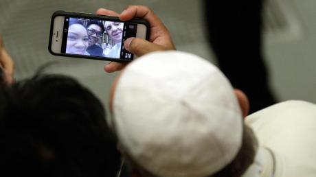 Selfie mit Franziskus: Auch der Papst ist digitalen Medien gegenüber aufgeschlossen und weiß mit ihnen umzugehen.