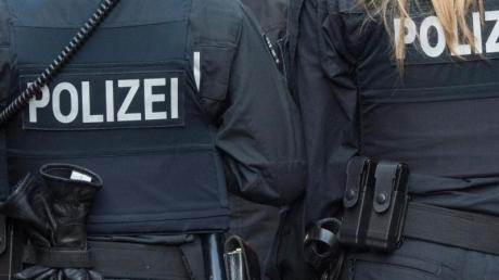 Ein betrunkener Mann hat in Burgau Polizeibeamte schwer beleidigt.