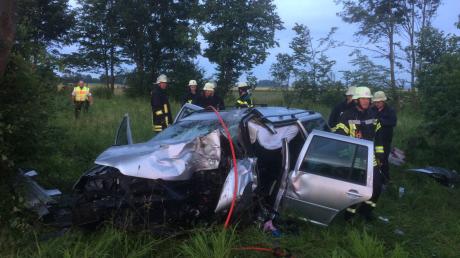 Bei einem Unfall auf der B17 auf Höhe der Ausfahrt Inningen ist ein Autofahrer schwer verletzt worden.