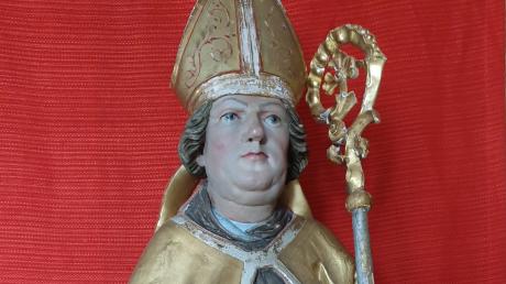 Die spätgotische Figur stellt den Heiligen Martin dar. 