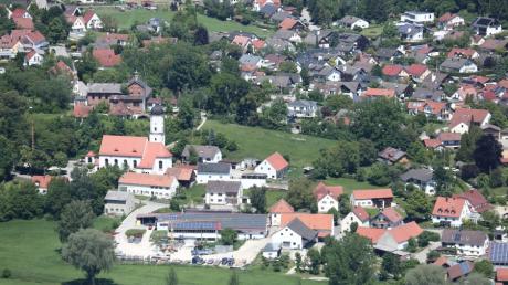 Obergriesbach aus der Vogelperspektive. Ein Mehrfamilienhaus an der Schlossstraße passt nach Ansicht des Gemeinderates nicht ins Ortsbild.