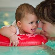 Beim Babyschwimmen können Kinder und Eltern spielerisch ihre Bindung stärken. 
