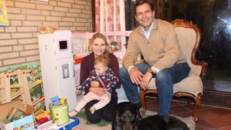 
Der CSU-Landratskanidat Rainer Schaal im Kreis seiner Familie mit Ehefrau Alexandra und Tochter Fanny und ihren Hunden.