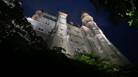 Im Licht von 47 LED-Strahlern steht seit Mittwoch das Schloss Neuschwanstein. 300.000 Euro kostete die Umrüstung auf die neue Beleuchtung.