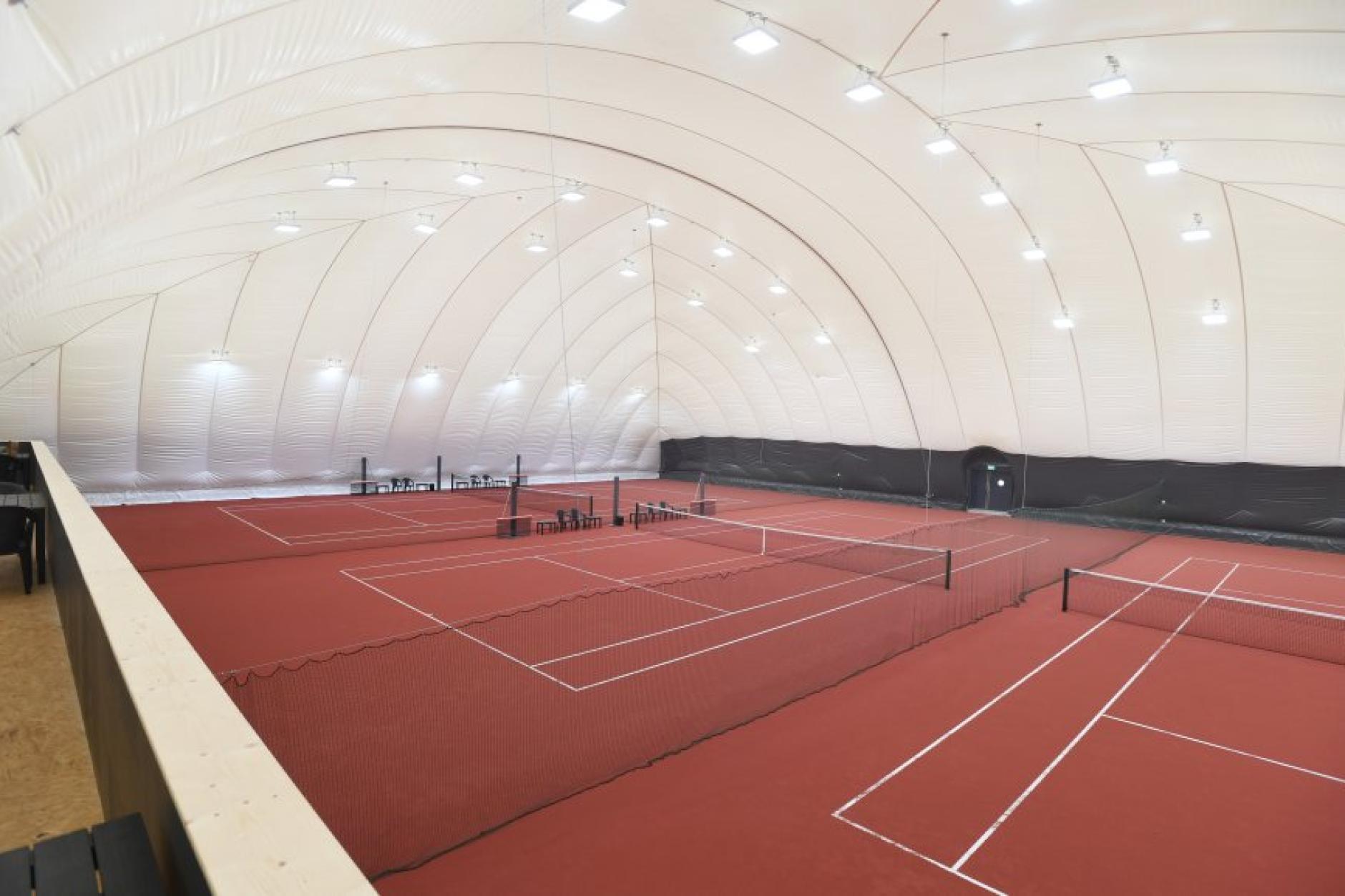 Die neue Tennishalle der DJK Lechhausen wartet auf Spieler