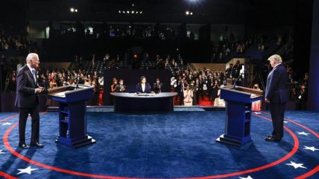 Donald Trump (rechts) und Joe Biden beim letzten TV-Duell in der Belmont University im Jahr 2020. In der Mitte sitzt die Moderatorin Kristen Welker von NBC News.