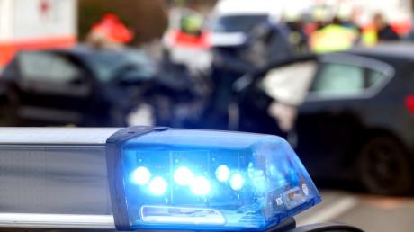 Ein Radfahrer ist bei einem Unfall in Altenmünster am Donnerstag schwer verletzt worden. 