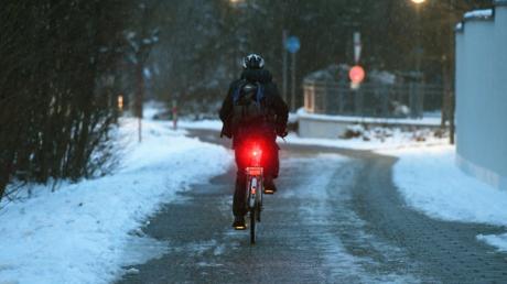 Der Landkreis Augsburg räumt seit einem Jahr auch die Hauptverkehrswege für Radfahrer von Schnee und Eis. Schließlich trägt er den Titel einer fahrradfreundlichen Kommune in Bayern.