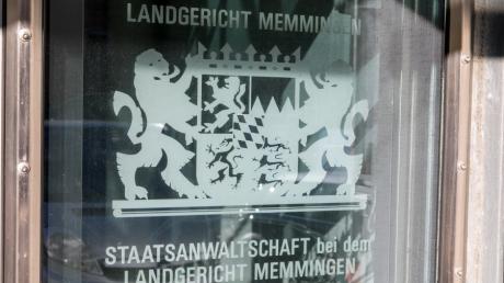 Eine 27-Jährige steht wegen versuchten Totschlags vor dem Landgericht Memmingen.