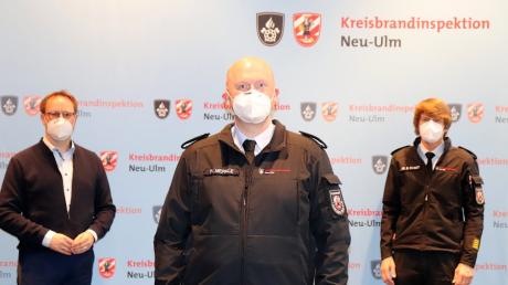Philipp Merkle (Bildmitte) ist jetzt Kreisbrandmeister in der Kreisbrandinspektion Neu-Ulm. Gemeinsam mit Kreisbrandrat Dr. Bernhard Schmidt (rechts) ernannte Landrat Thorsten Freudenberger (links) den Weißenhorner dazu.