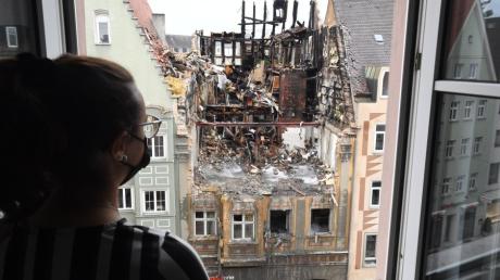 Nach dem verheerenden Brand in der Karolinenstraße ist von dem 400 Jahre alten, denkmalgeschützten Gebäude nicht mehr viel übrig, die Mieter stehen vor dem Nichts.