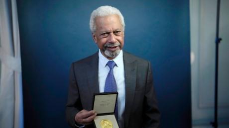 Abdulrazak Gurnah, Schriftsteller aus Tansania, hält die Medaille des Nobelpreises für Literatur 2021 nach einer Zeremonie in der schwedischen Botschaft. 