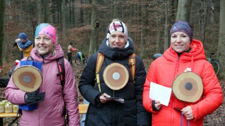 Nach dem Rennen dick eingepackt: In der Gesamtwertung der Winterlaufserie siegte (von rechts) Hannah Sassnink vor Carolin Bayer und Katharina Rittel. Den Weihnachtslauf absolvierte Florian Beck als Schnellster. 	