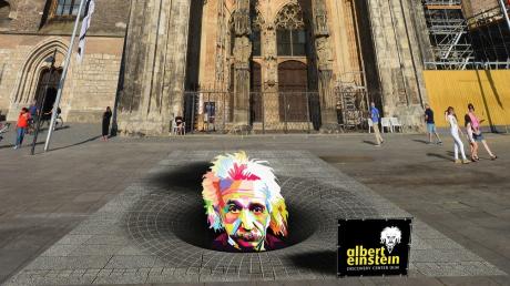 Das größte Schwarze Loch Deutschlands entsteht auf dem Ulmer Münsterplatz. Es ist eine  3D-Installation zum 143. Geburtstag von Albert Einstein am 14. März 2022.