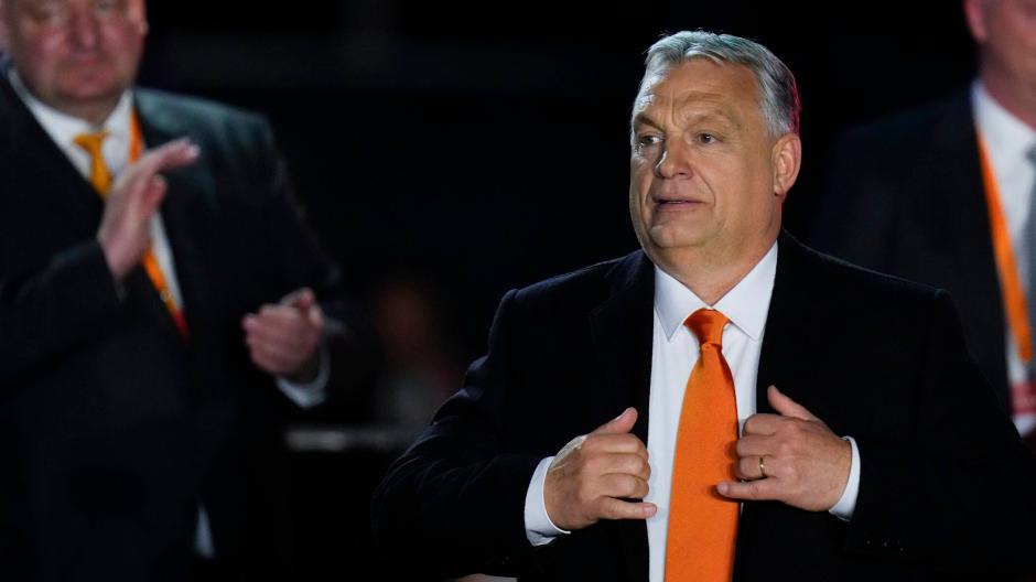 Viktor Orbán bleibt ungarischer  Ministerpräsident. Bei der Wahlparty am Sonntag ließ er sich von jubelnden Anhängern feiern.