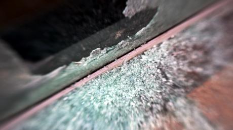 Einbrecher haben in Boos die Fensterscheibe eines Wohnhauses eingeschlagen.