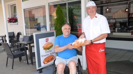 Bäcker- und Konditormeister Anton Kiechle in Bellenberg ist auf den Rollstuhl angewiesen, sodass nun Kollege Marcus Staib aus Ulm das Geschäft übernimmt. Sie zeigen das Quarkbrot, welches nach Kiechle-Rezept jetzt in der Bäckerei Staib gebacken wird.