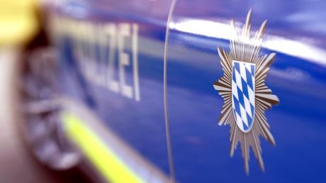 Die Polizei Illertissen sucht Zeuginnen und Zeugen einer Unfallflucht in Bellenberg. 