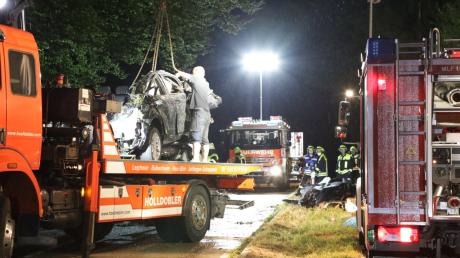 Tödlicher Unfall
Mit einem Kran musste das völlig zerstörte Auto geborgen werden, in dem am Freitagabend bei Gabelbach zwei Menschen gestorben sind.
